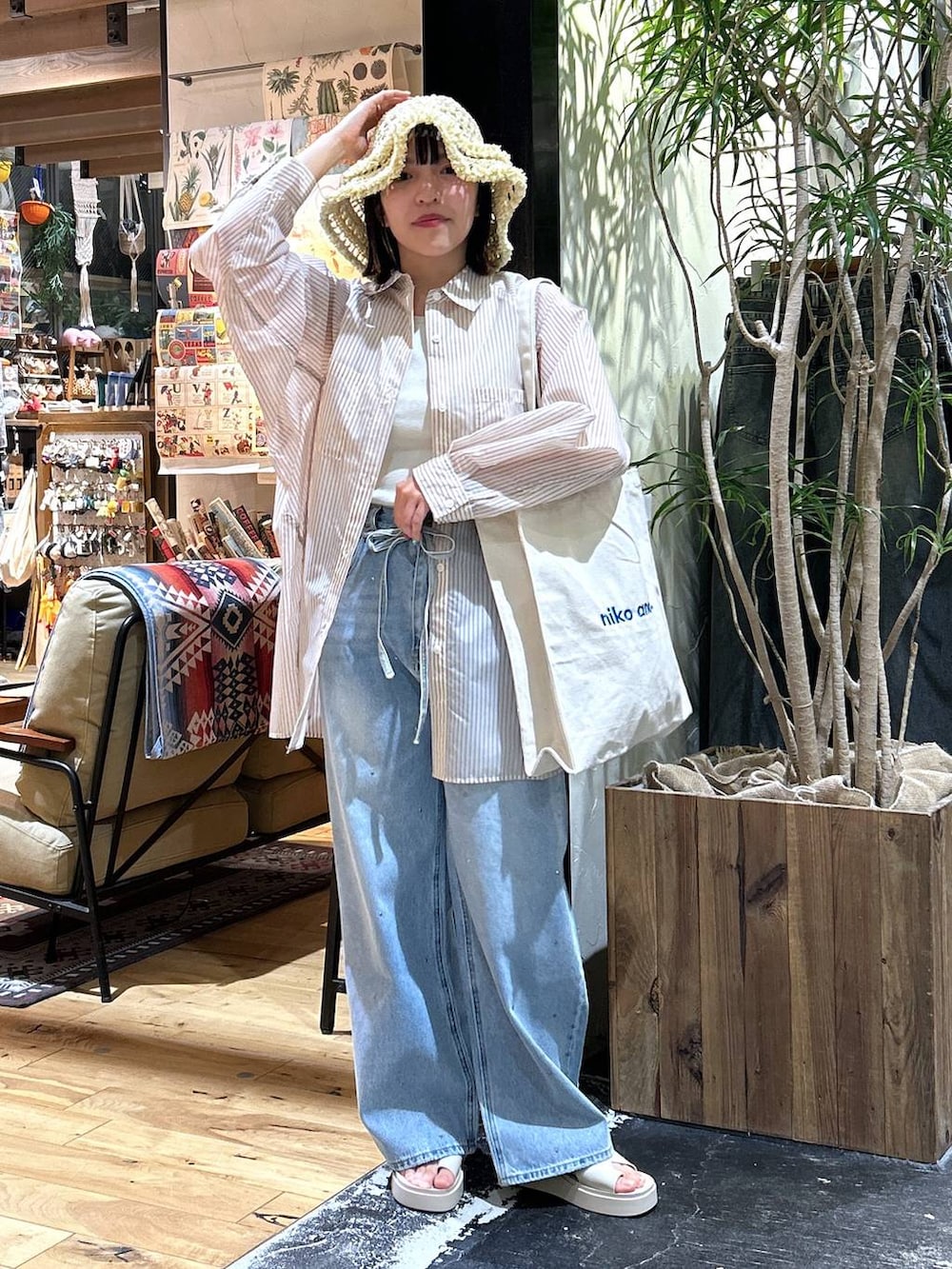 「低身長、カジュアル、体型カバー、休日コーデ、デート/ロマンティック、楽ちんコーデ、春コーデ、女子会、ゆったり、niko and ...、夏コーデ、骨格ウェーブ、シャツ、タンクトップ、デニムパンツ」｜「niko and...のオリジナル厚底トングサンダル（サンダル、ベージュ系）」を使った、h0peeekoさん（レディース・151cm）の春コーディネートの2枚目の写真