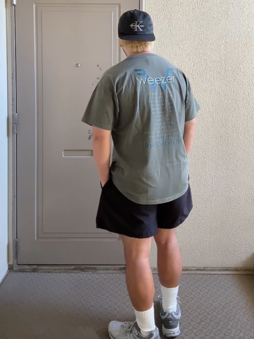 その他のTシャツ/カットソー、ブラック系のその他パンツ、グレー系のスニーカーを着用したメンズの秋コーディネートの2枚目の写真