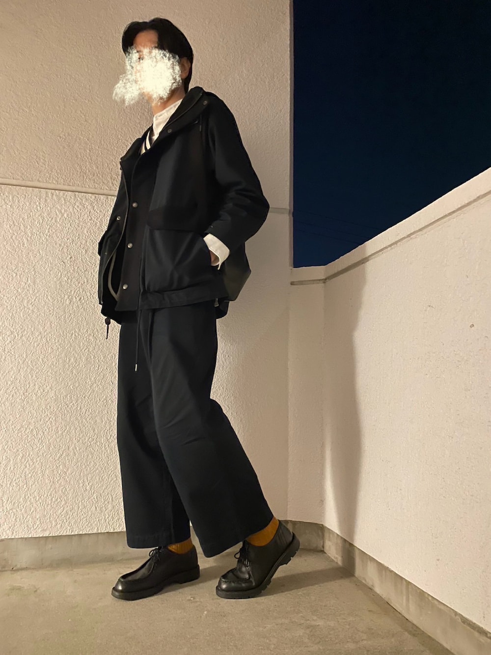 「マウンテンパーカー、Vネックニット、モノトーン」｜「無印良品の洗いざらしオックススタンドカラー長袖シャツ（シャツ/ブラウス、ホワイト系）」を使った、imaimaさん（メンズ・180cm）の冬コーディネートの2枚目の写真