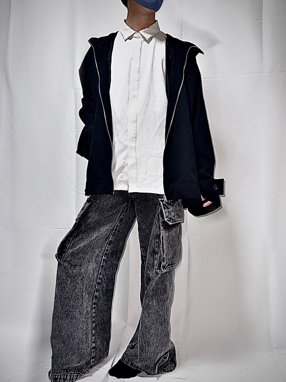 ホワイト系のシャツ/ブラウス、ブラック系のマウンテンパーカー、ブラック系のカーゴパンツを着用したメンズの秋コーディネートの2枚目の写真