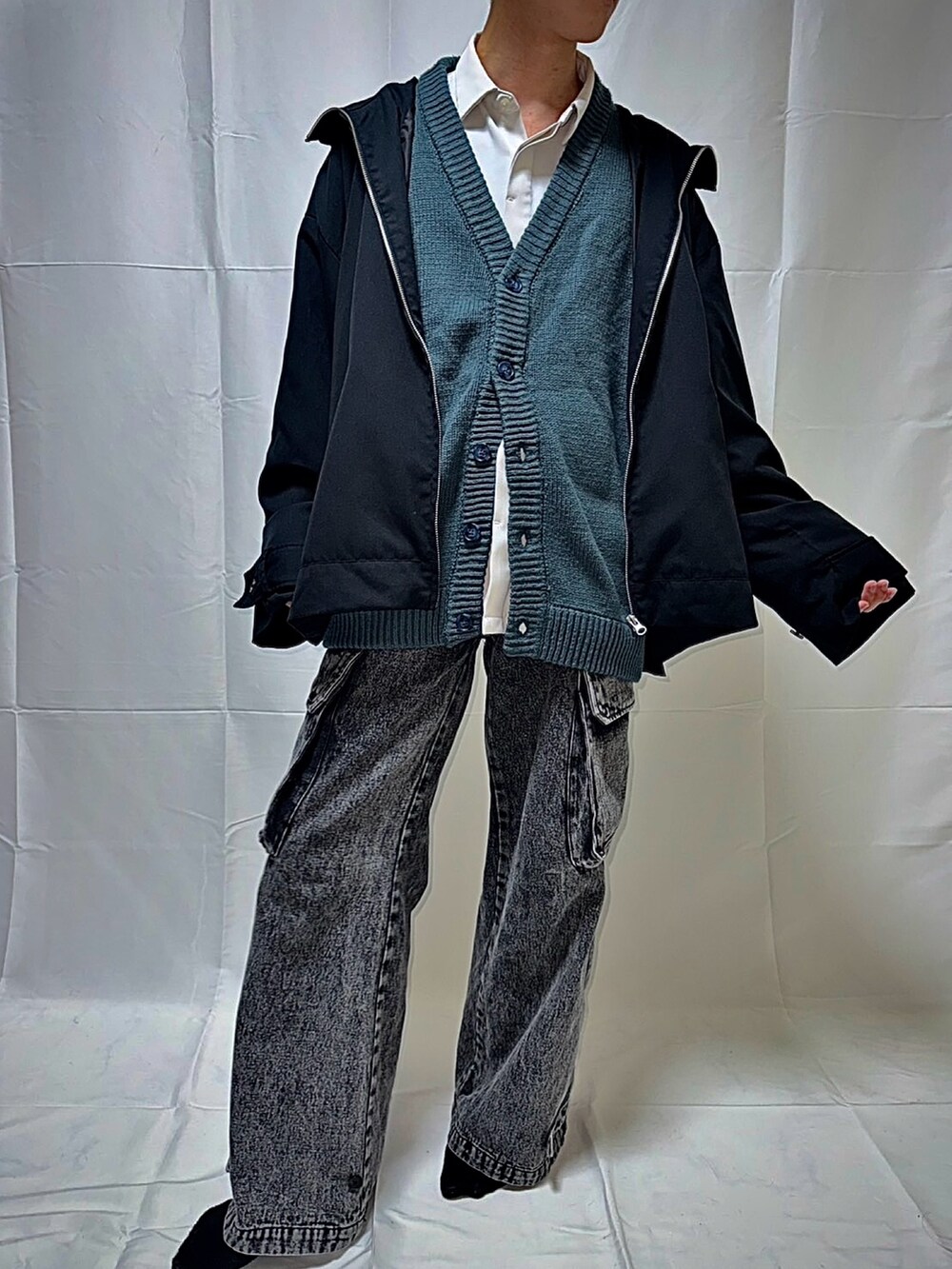 ホワイト系のシャツ/ブラウス、グレー系のカーディガン/ボレロ、ブラック系のカーゴパンツを着用したメンズの秋コーディネートの2枚目の写真