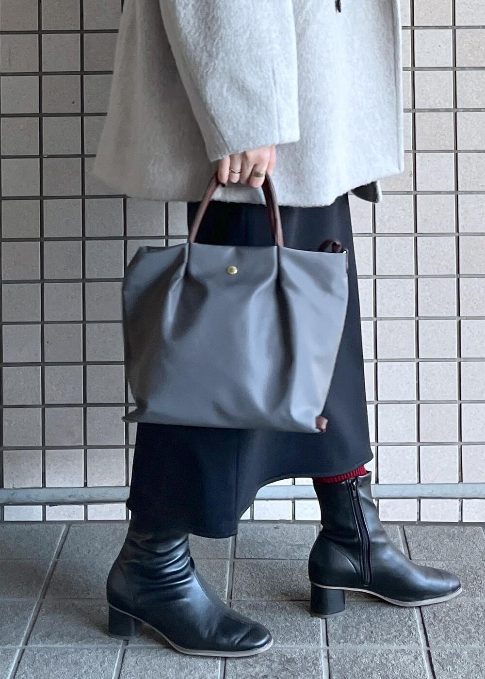 「高身長コーデ、2024AW、2024AW冬の新作、24AW冬の新作、冬コーデ、お仕事コーデ、お出かけコーデ、レイヤード、スカートスタイル、きれいめコーデ、ROPÉ PICNIC、ウェーブ、ブルべ冬、混合、高身長」｜「ROPE' PICNICの【3サイズ展開】裏起毛ボンディングジョーゼットアイラインスカート（スカート、ブラック系）」を使った、toshicoさん（レディース・165cm）の冬コーディネートの4枚目の写真
