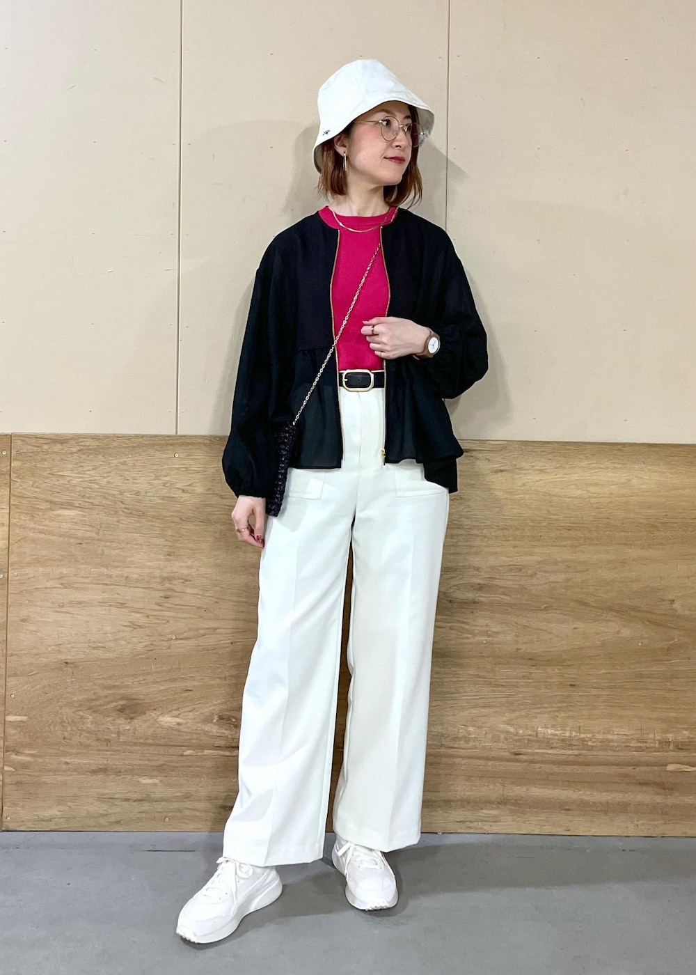 ホワイト系のその他パンツ、ピンク系のニット/セーター、ブラック系のブルゾンを着用したレディースの春コーディネートの2枚目の写真