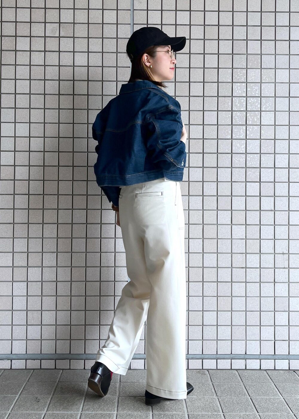 「ニット、ボーダー、キャップ、ゴールド、ハート、カジュアル、カジュアルコーデ、2024SS、2024SS春の新作、24SS春の新作、24ssデニム、ropepicnic_snap、GDM14060、GSL14030、GDS14040」|「ROPE' PICNICの綿シルクハイネックニットプルオーバー(ニット/セーター、ホワイト系)」を使った、toshicoさん(レディース・165cm)の春コーディネートの3枚目の写真