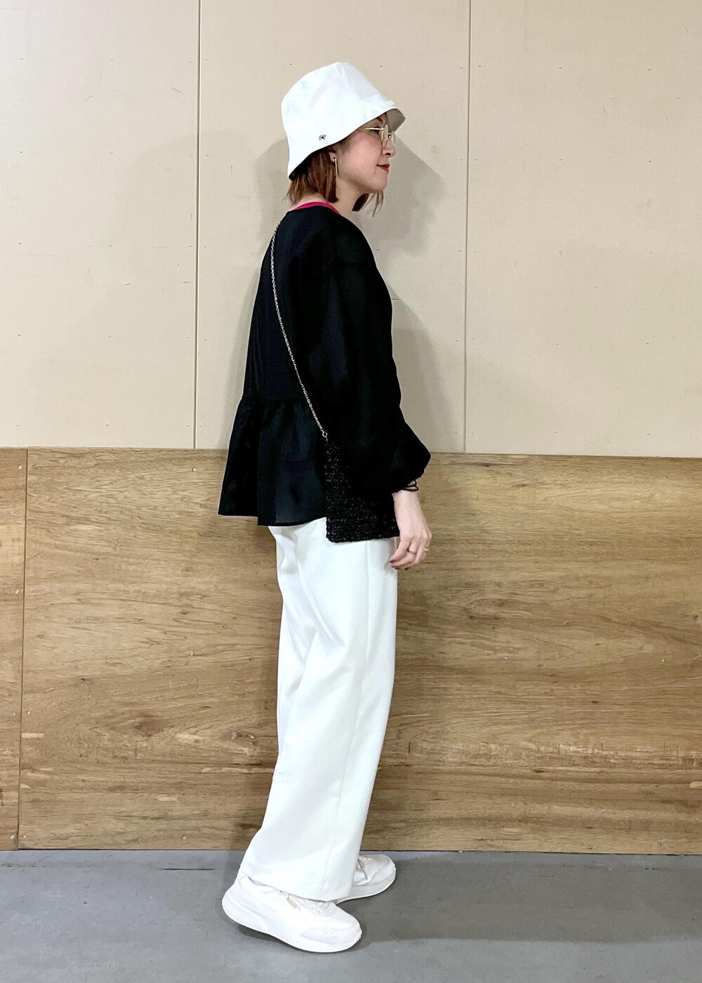 ホワイト系のその他パンツ、ピンク系のニット/セーター、ブラック系のブルゾンを着用したレディースの春コーディネートの4枚目の写真