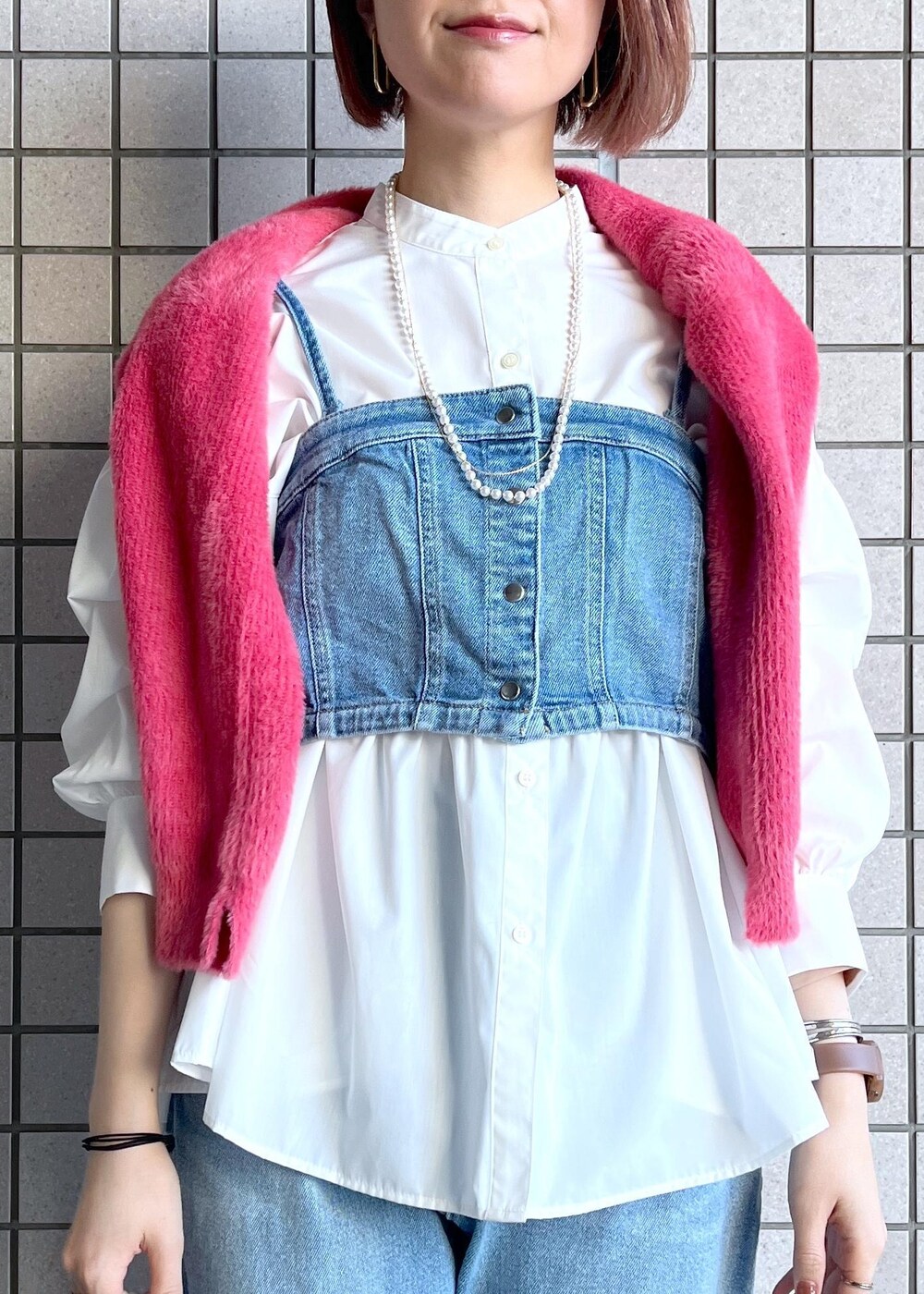 ホワイト系のトートバッグ、ブルー系のベスト、ホワイト系のシャツ/ブラウスを着用したレディースの冬コーディネートの7枚目の写真