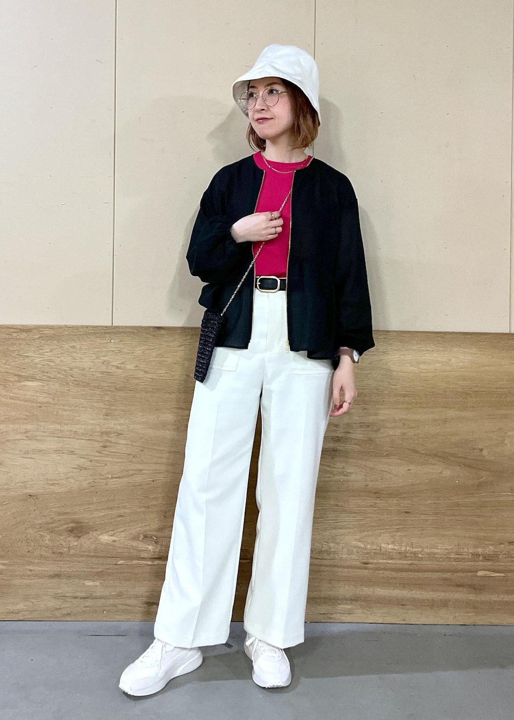 ホワイト系のその他パンツ、ピンク系のニット/セーター、ブラック系のブルゾンを着用したレディースの春コーディネートの6枚目の写真