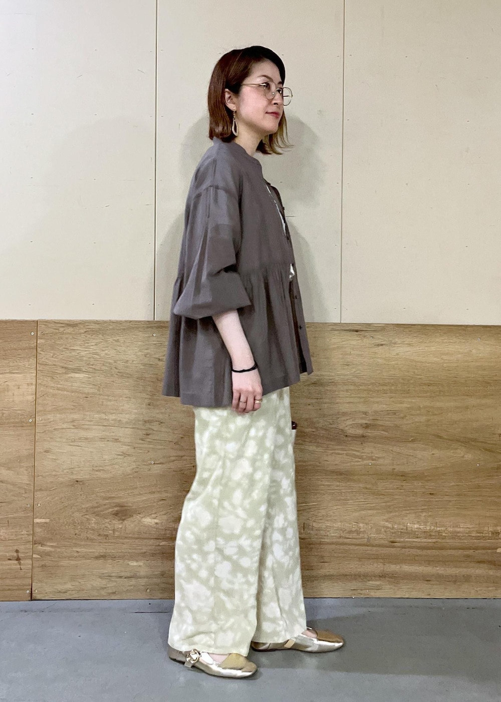 toshicoさんの「【接触冷感・通気性】お着軽シャツシリーズ/綿ボイルペプラムシャツ（ROPE' PICNIC）」を使ったコーディネートの3枚目の写真