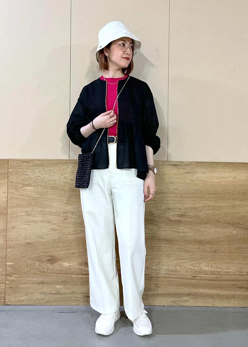ホワイト系のその他パンツ、ピンク系のニット/セーター、ブラック系のブルゾンを着用したレディースの春コーディネートの7枚目の写真