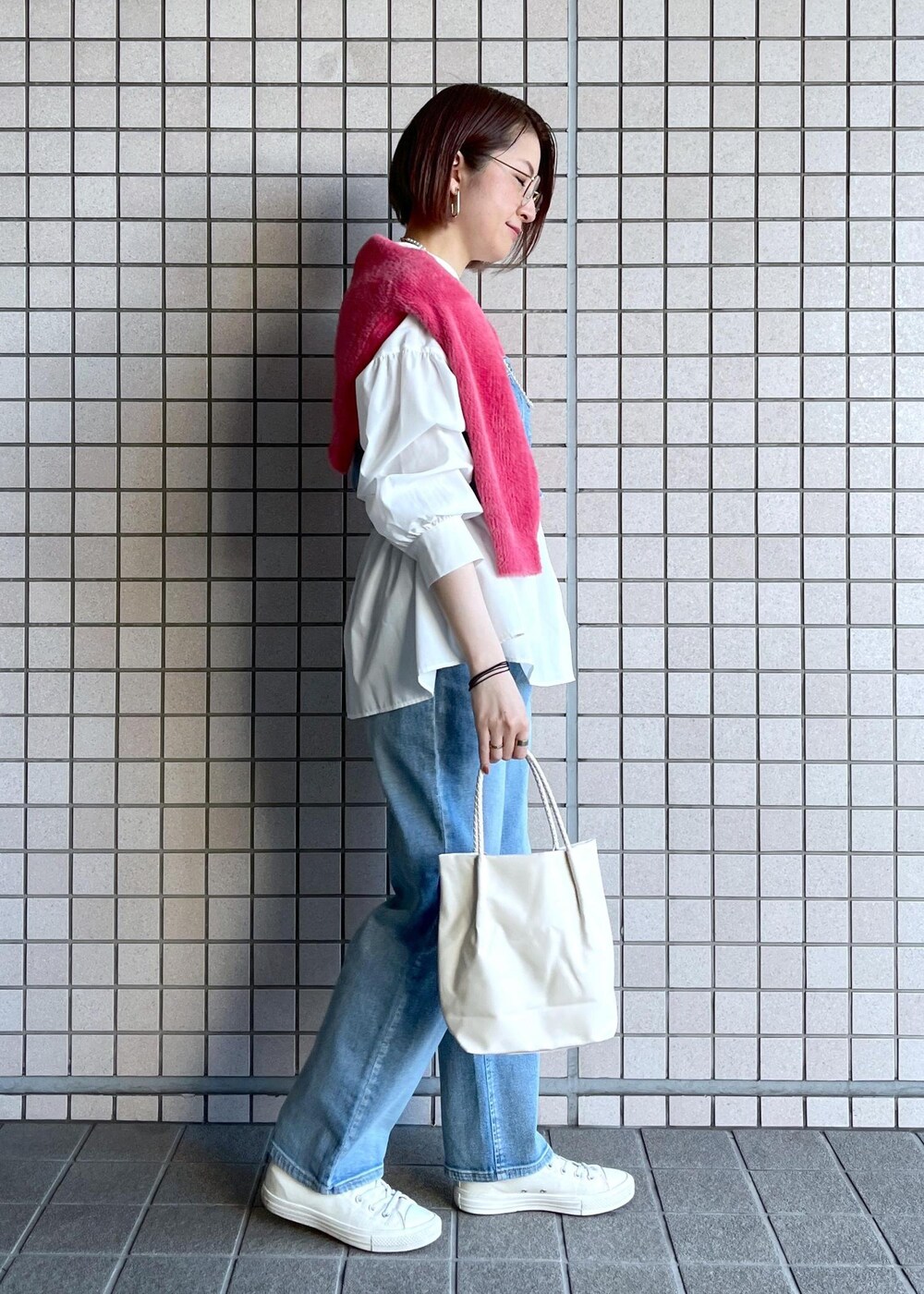 ホワイト系のトートバッグ、ブルー系のベスト、ホワイト系のシャツ/ブラウスを着用したレディースの冬コーディネートの3枚目の写真