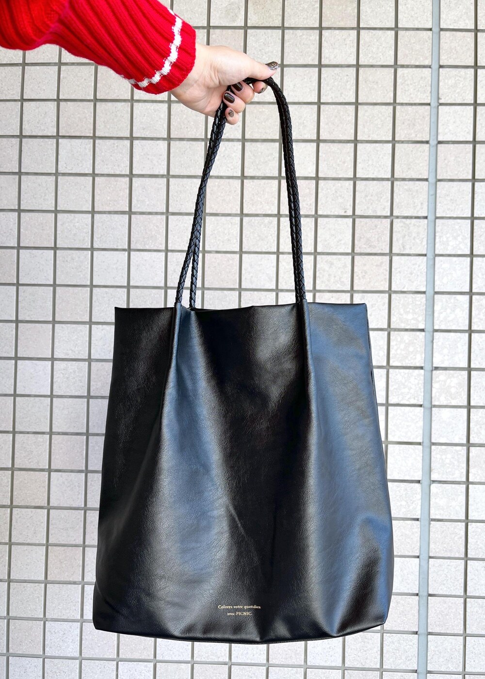 ブラック系のトートバッグ、レッド系のニット/セーター、ブラック系のブーツを着用したレディースの冬コーディネートの8枚目の写真