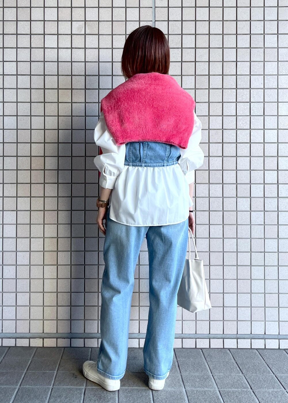ホワイト系のトートバッグ、ブルー系のベスト、ホワイト系のシャツ/ブラウスを着用したレディースの冬コーディネートの5枚目の写真
