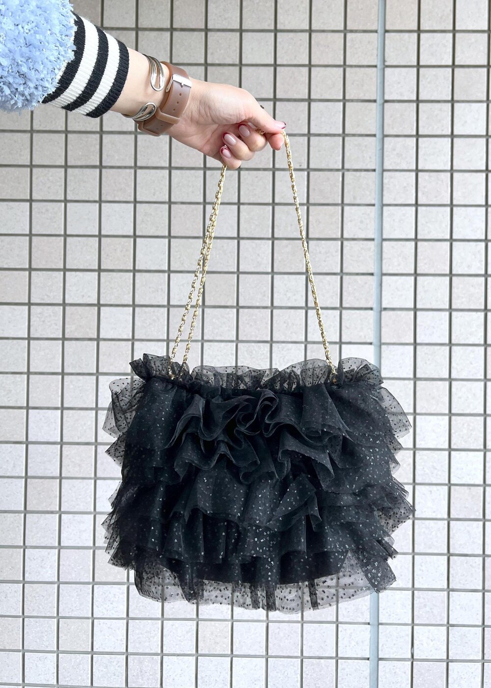 ブルー系のデニムパンツ、ブラック系のブーツ、ホワイト系のニット/セーターを着用したレディースの冬コーディネートの9枚目の写真