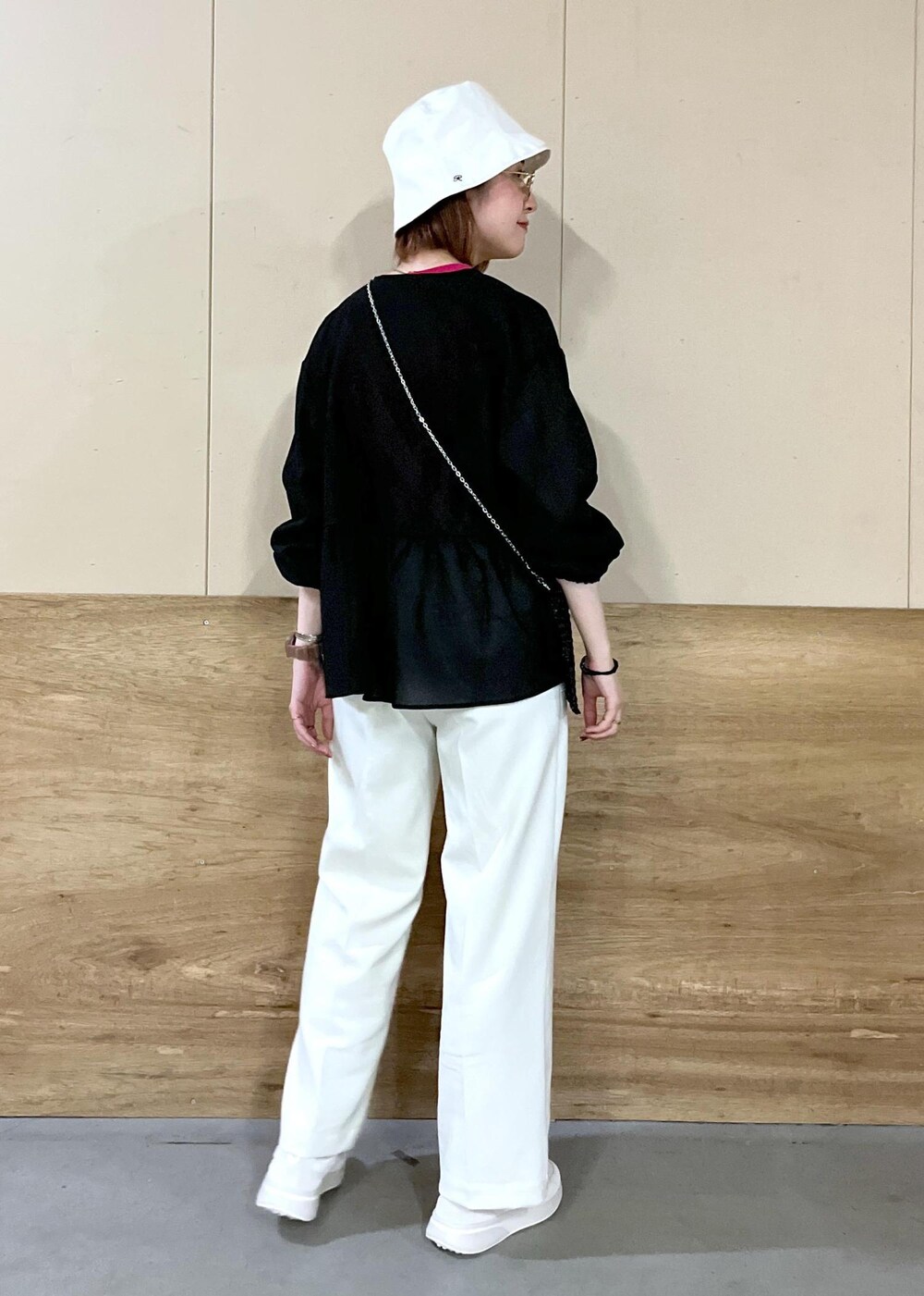 ホワイト系のその他パンツ、ピンク系のニット/セーター、ブラック系のブルゾンを着用したレディースの春コーディネートの5枚目の写真