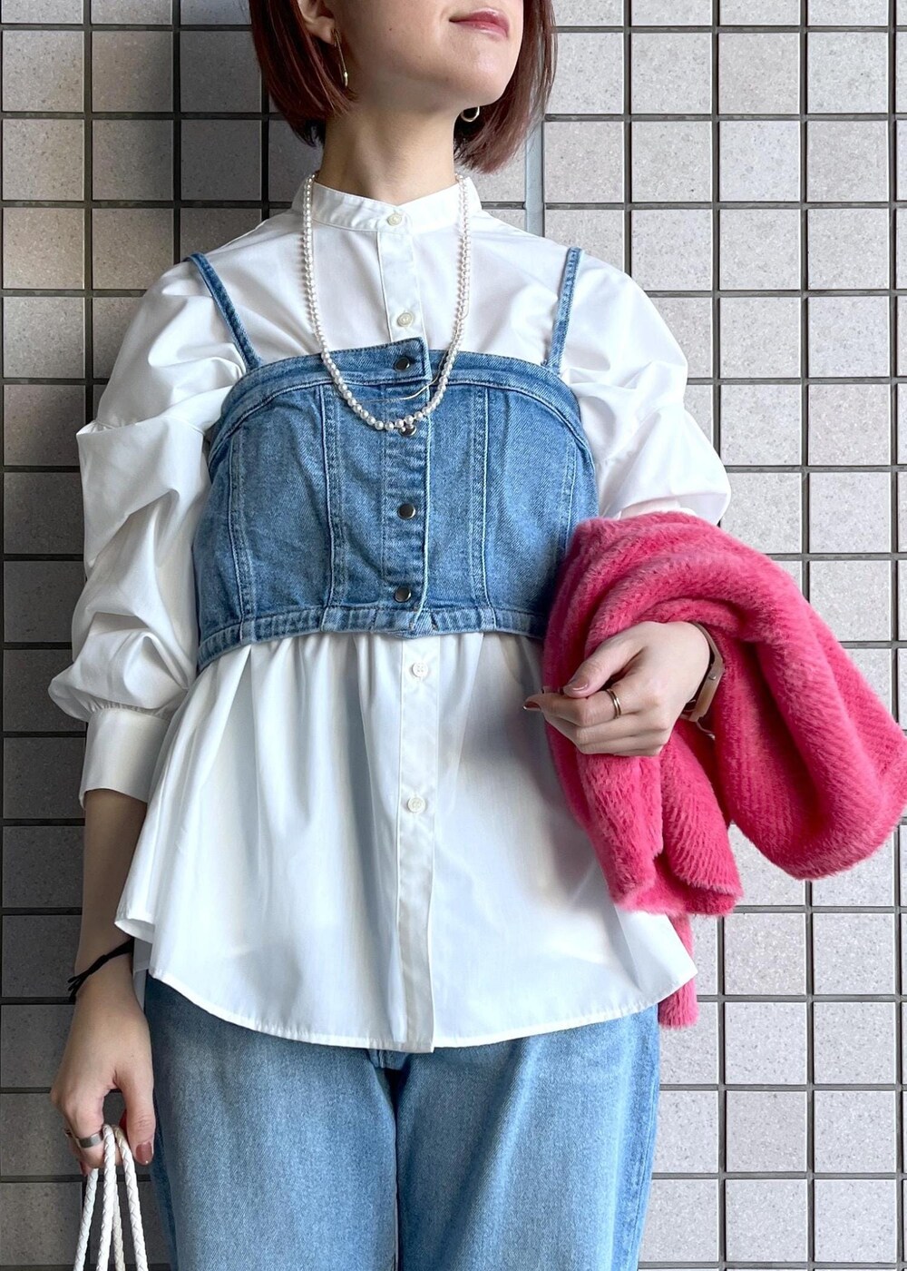 ホワイト系のトートバッグ、ブルー系のベスト、ホワイト系のシャツ/ブラウスを着用したレディースの冬コーディネートの8枚目の写真