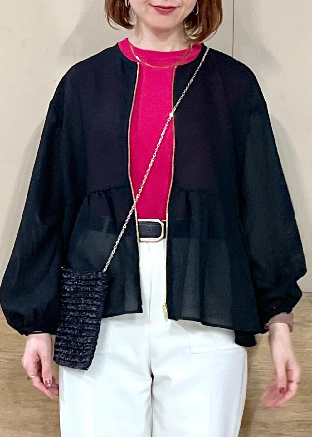 ホワイト系のその他パンツ、ピンク系のニット/セーター、ブラック系のブルゾンを着用したレディースの春コーディネートの3枚目の写真