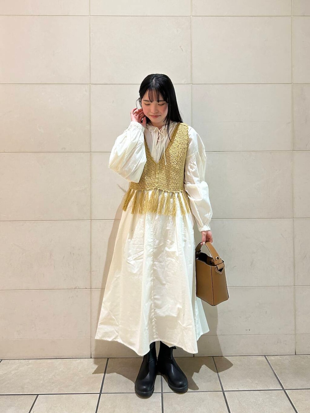 「ワンピース、アーバンリサーチ、デートコーデ、春コーデ、アーバンリサーチドアーズ、newarrival、doors、unfil、ワンピースコーデ、urbanresarchdoors、白ワンピ」｜「BlundstoneのBlundstone　BS510（ブーツ、ブラック系）」を使った、内山千笑さん（レディース・161cm）の春コーディネートの3枚目の写真