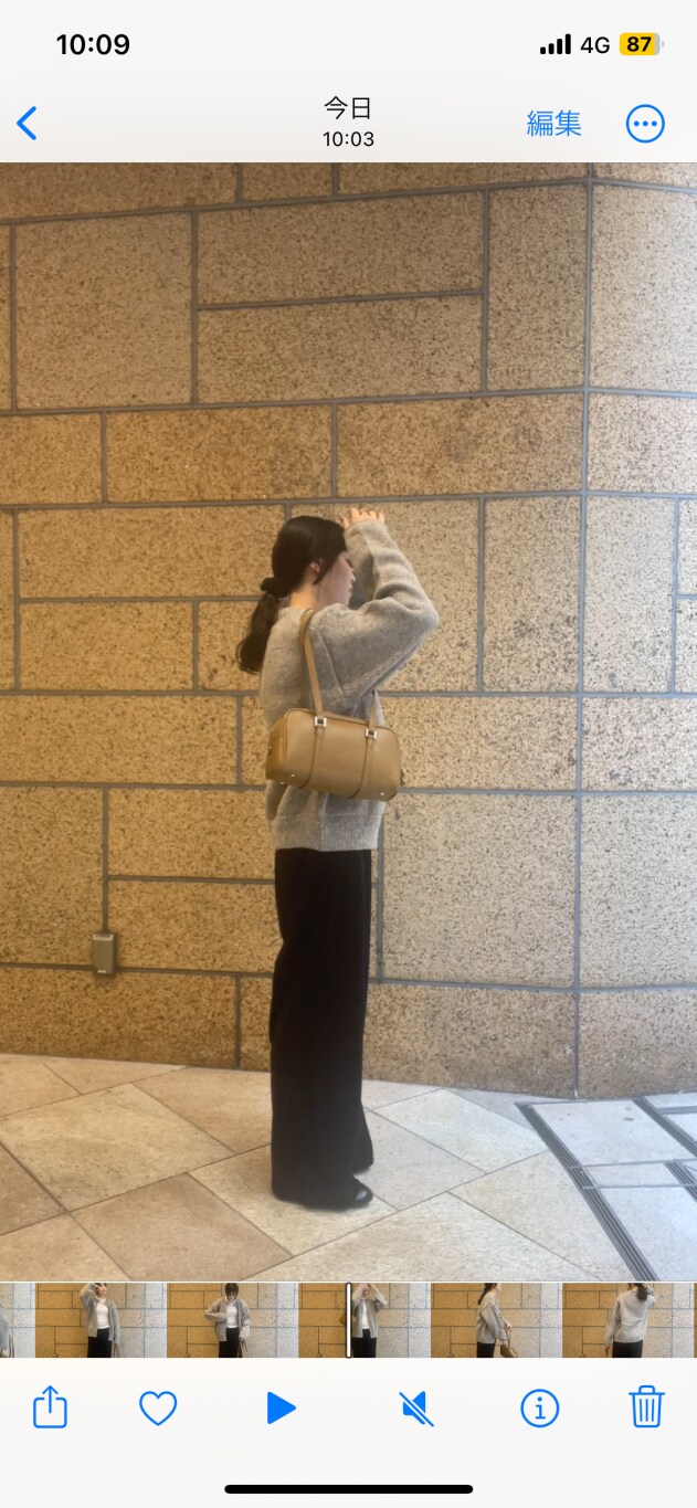 ホワイト系のTシャツ/カットソー、グレー系のニット/セーター、グリーン系のボストンバッグを着用したレディースの秋コーディネートの2枚目の写真