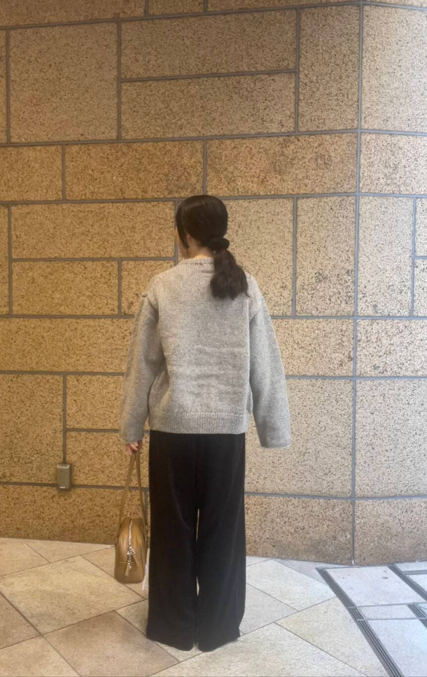 ホワイト系のTシャツ/カットソー、グレー系のニット/セーター、グリーン系のボストンバッグを着用したレディースの秋コーディネートの3枚目の写真