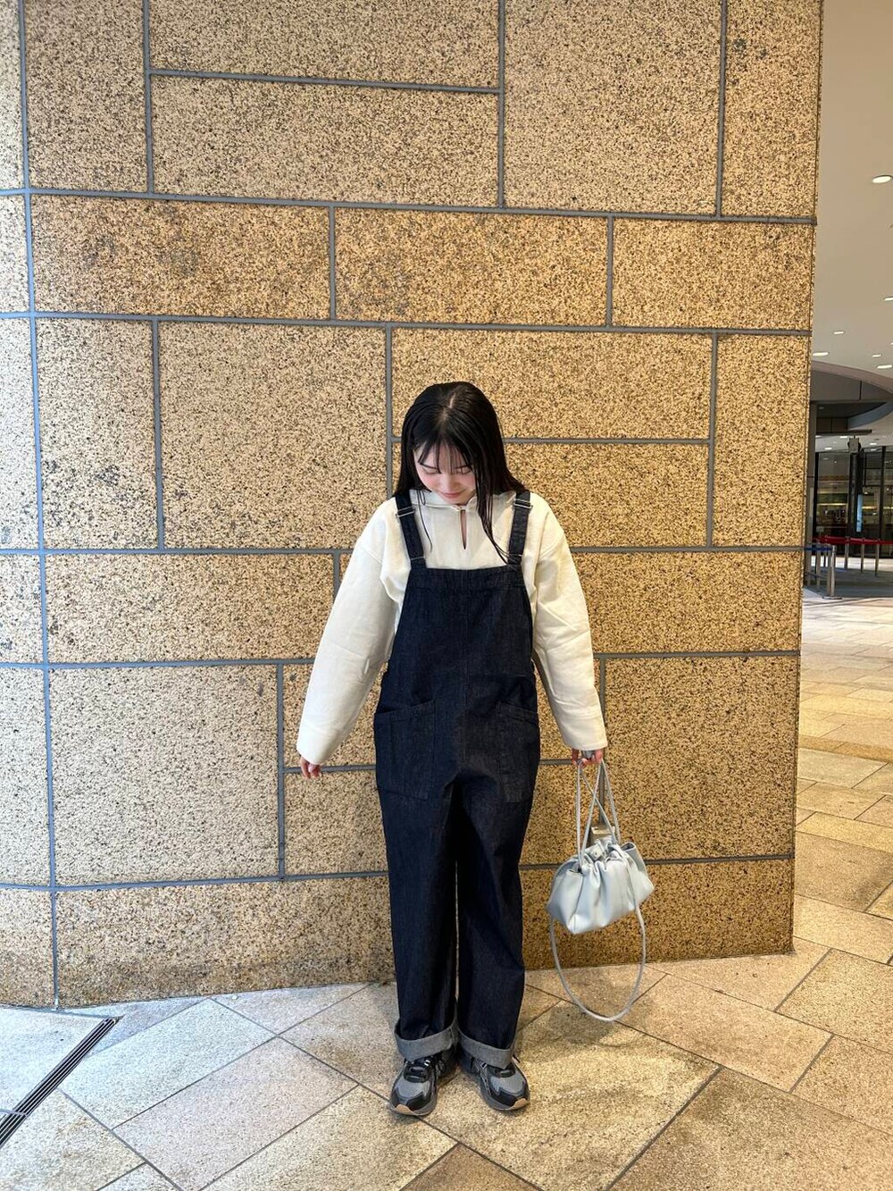 ブルー系のショルダーバッグ、ブルー系のサロペット/オーバーオール、ホワイト系のその他トップスを着用したレディースの冬コーディネートの4枚目の写真