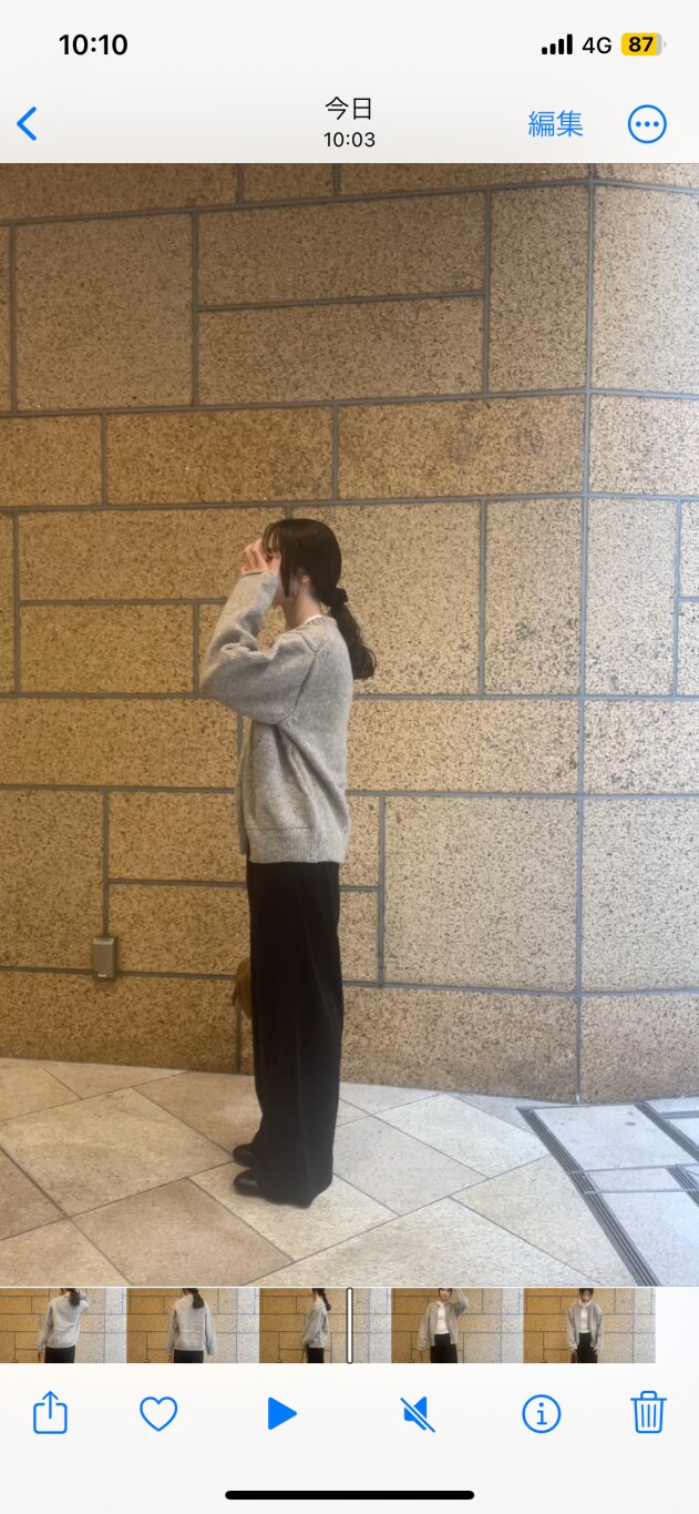 ホワイト系のTシャツ/カットソー、グレー系のニット/セーター、グリーン系のボストンバッグを着用したレディースの秋コーディネートの4枚目の写真