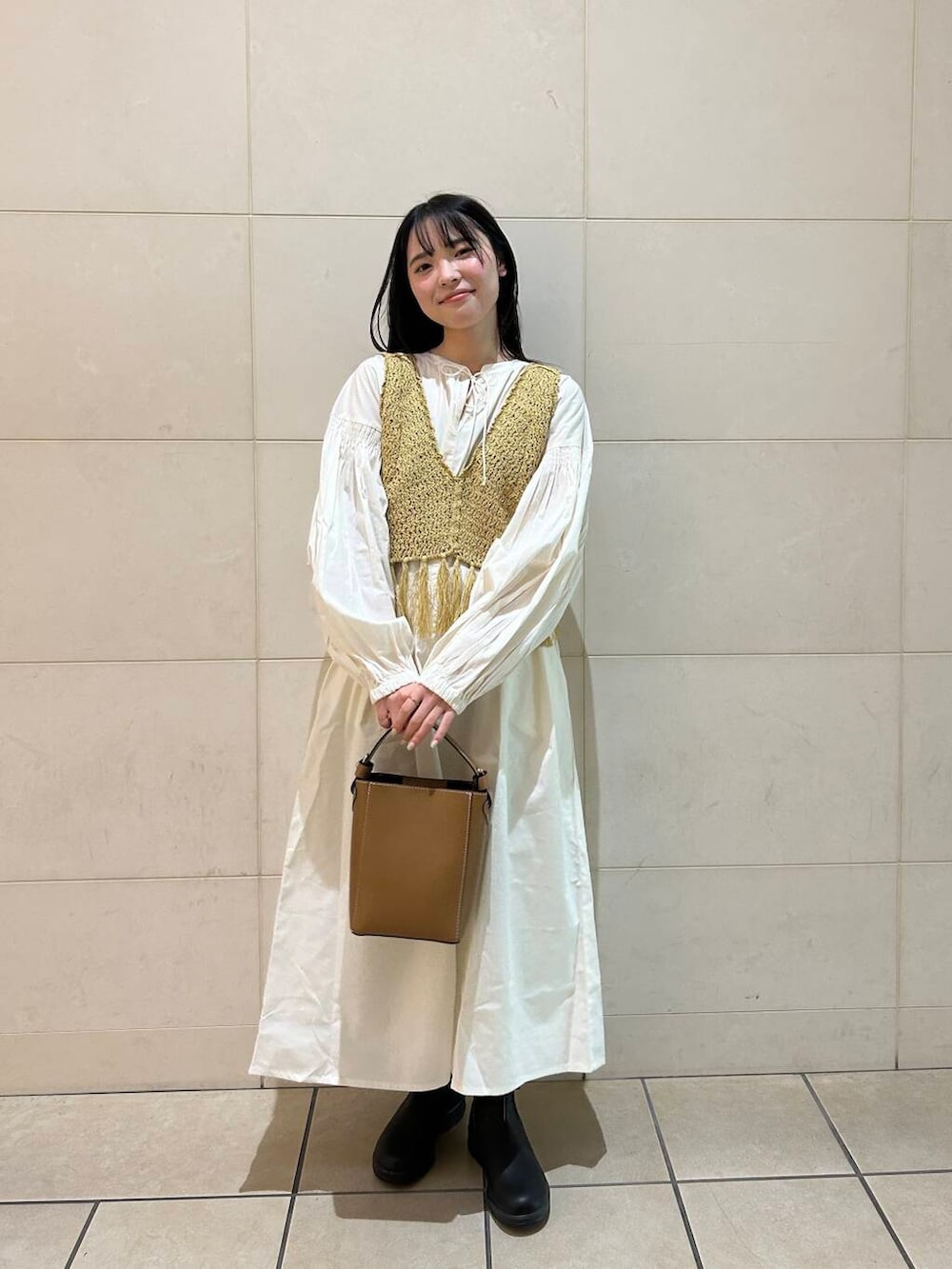 「ワンピース、アーバンリサーチ、デートコーデ、春コーデ、アーバンリサーチドアーズ、newarrival、doors、unfil、ワンピースコーデ、urbanresarchdoors、白ワンピ」｜「BlundstoneのBlundstone　BS510（ブーツ、ブラック系）」を使った、内山千笑さん（レディース・161cm）の春コーディネートの2枚目の写真