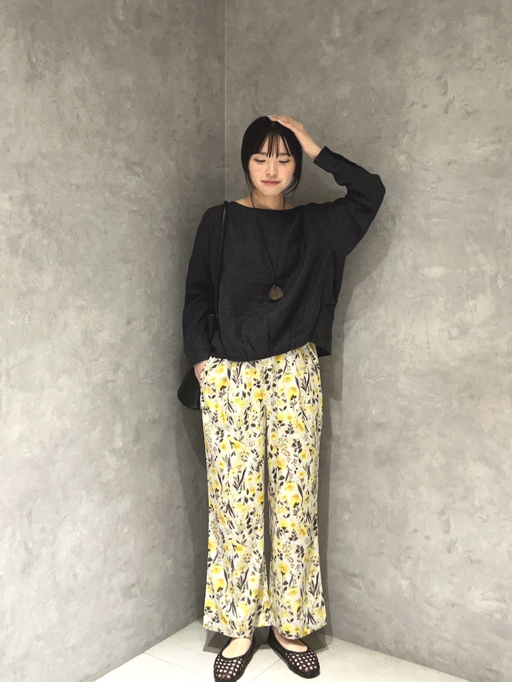 ブルー系のシャツ/ブラウス、ホワイト系のその他パンツ、ブラック系のサンダルを着用したレディースの春コーディネートの2枚目の写真