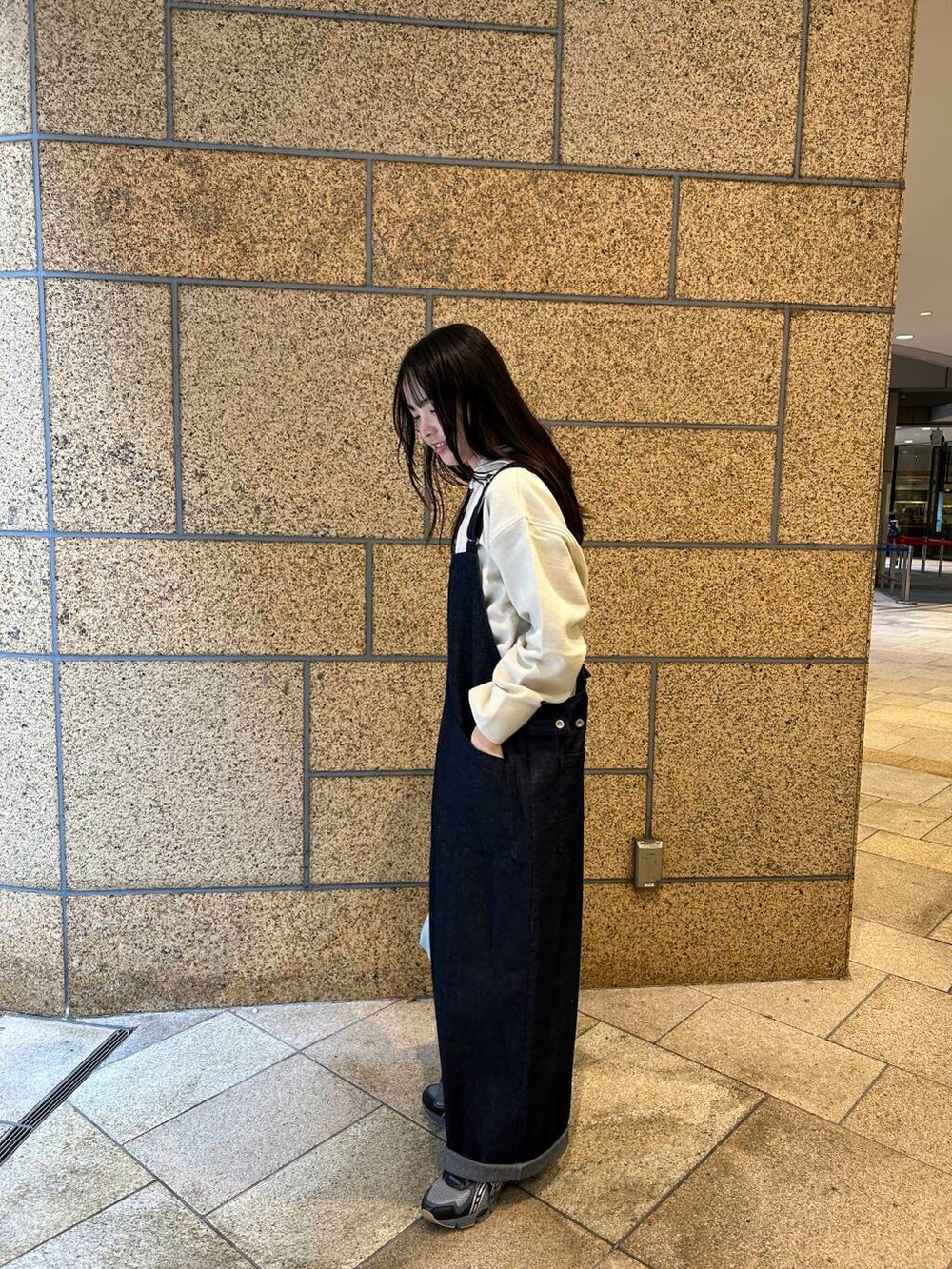 ブルー系のショルダーバッグ、ブルー系のサロペット/オーバーオール、ホワイト系のその他トップスを着用したレディースの冬コーディネートの3枚目の写真