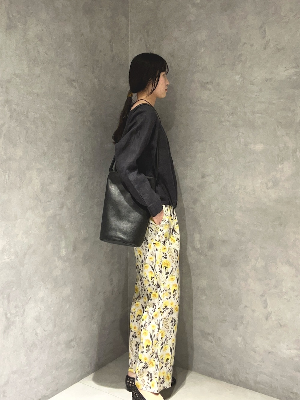 ブルー系のシャツ/ブラウス、ホワイト系のその他パンツ、ブラック系のサンダルを着用したレディースの春コーディネートの3枚目の写真