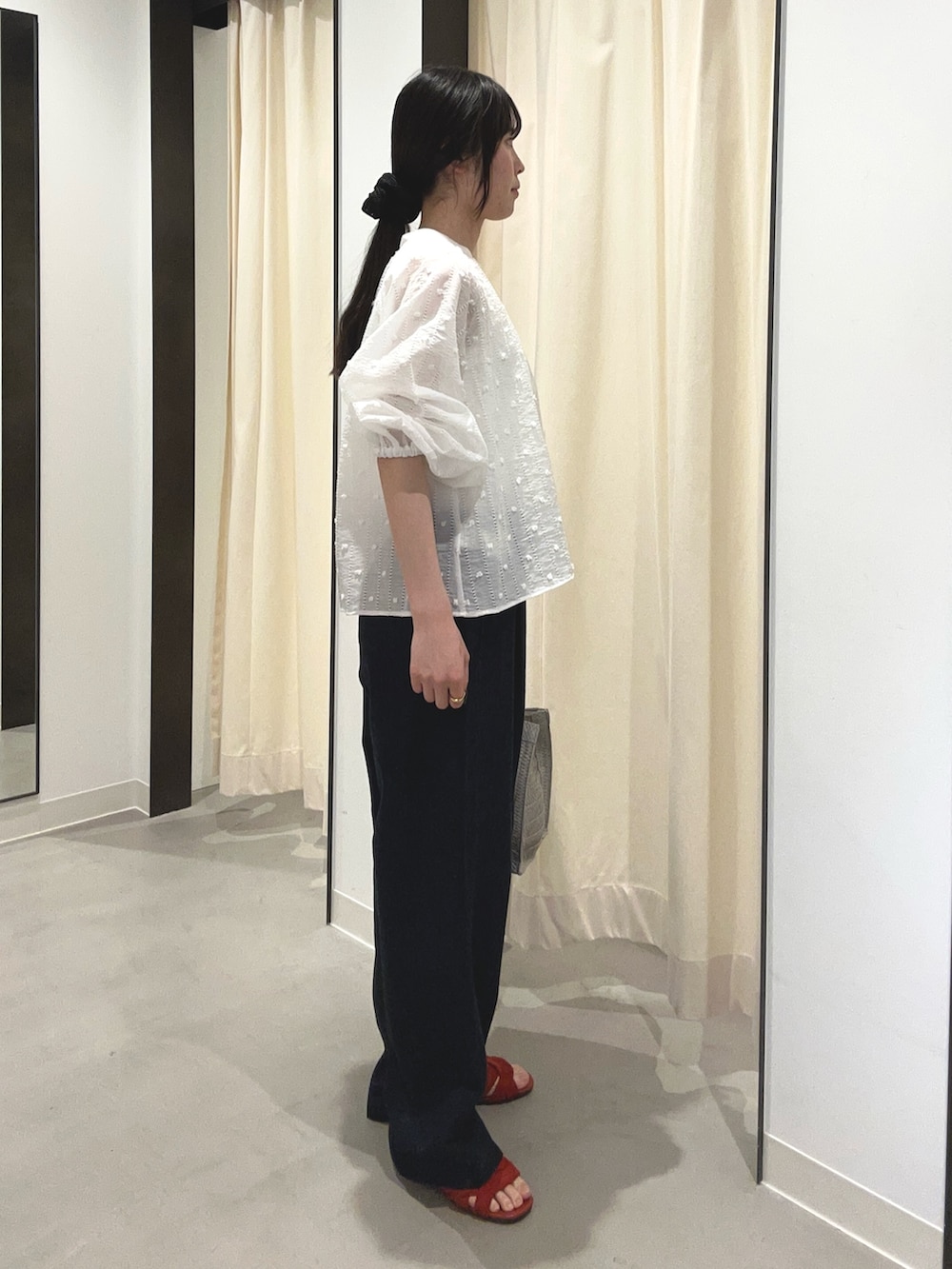 ホワイト系のシャツ/ブラウス、ブルー系のデニムパンツ、グレー系のハンドバッグを着用したレディースの春コーディネートの2枚目の写真