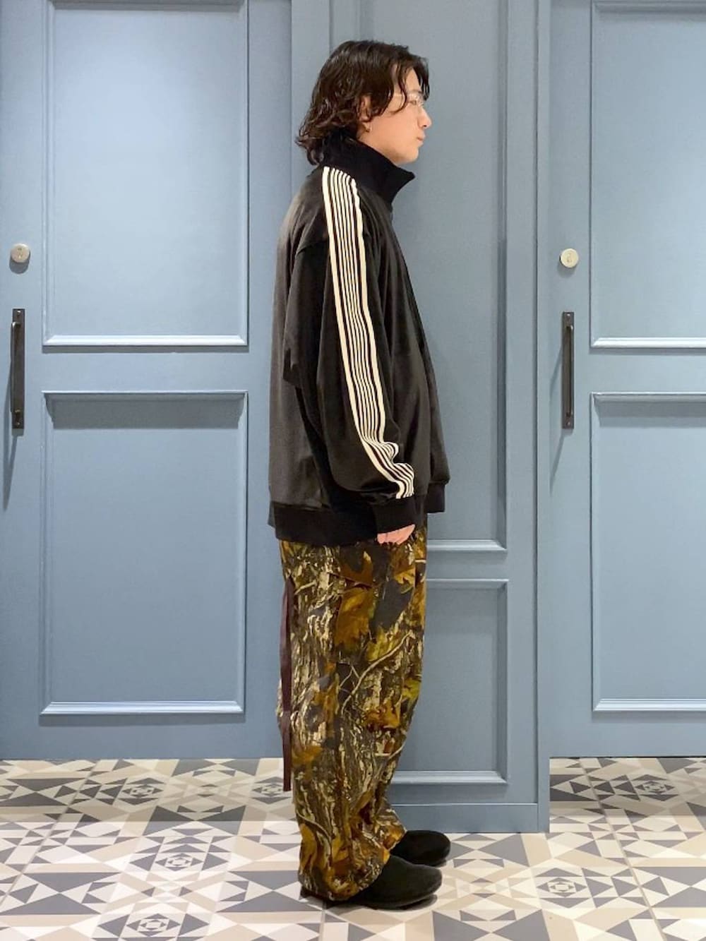 ブラック系のブルゾン、ブラウン系のカーゴパンツを着用したメンズの冬コーディネートの2枚目の写真