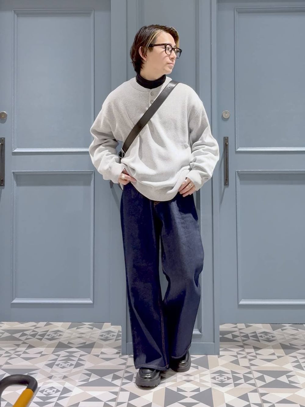 その他のショルダーバッグ、ブルー系のデニムパンツ、ブラック系のTシャツ/カットソーを着用したメンズの冬コーディネートの4枚目の写真