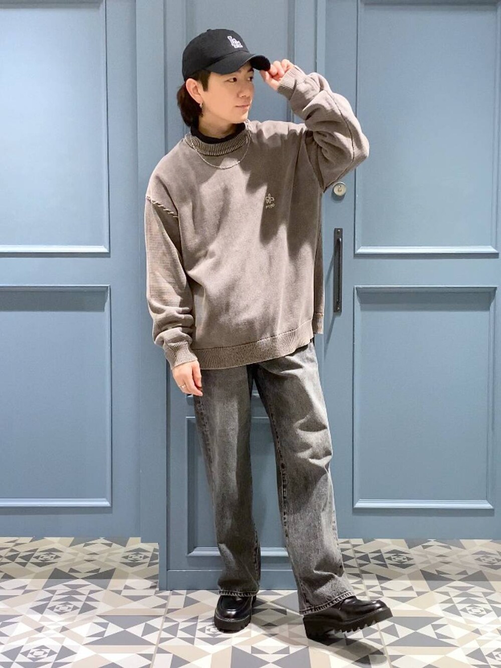 ブラック系のドレスシューズ、ブラック系のTシャツ/カットソー、グレー系のデニムパンツを着用したメンズの春コーディネートの4枚目の写真