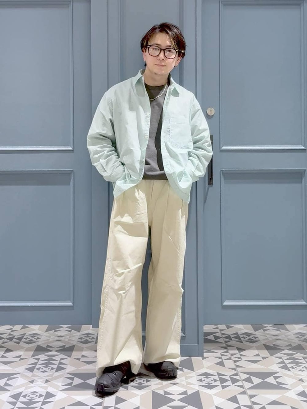 ブラック系のスニーカー、その他のスウェット、ホワイト系のスラックスを着用したメンズの春コーディネートの4枚目の写真