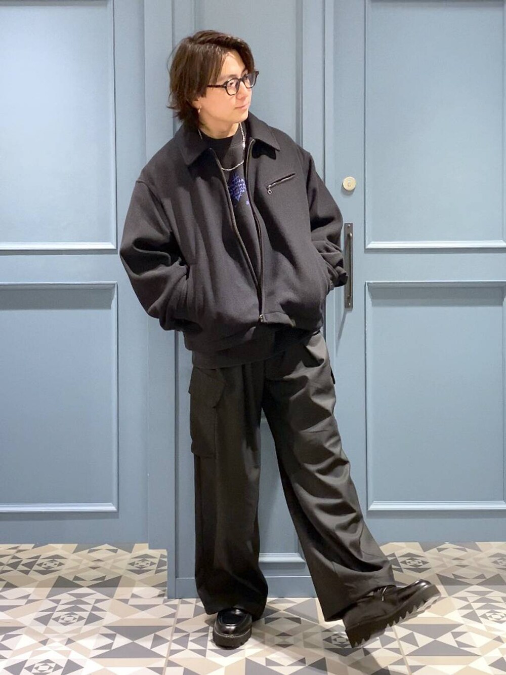 ブラック系のブルゾン、ブラック系のドレスシューズ、ブラック系のスウェットを着用したメンズの冬コーディネートの4枚目の写真