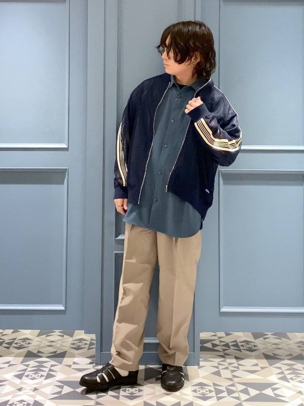 ブラック系のドレスシューズ、ブルー系のブルゾン、ブルー系のシャツ/ブラウスを着用したメンズの春コーディネートの4枚目の写真