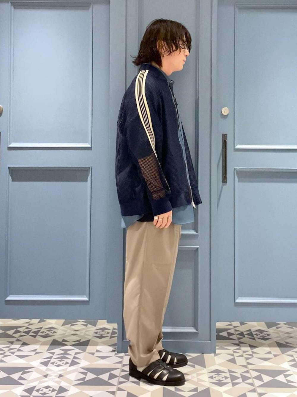 ブラック系のドレスシューズ、ブルー系のブルゾン、ブルー系のシャツ/ブラウスを着用したメンズの春コーディネートの2枚目の写真