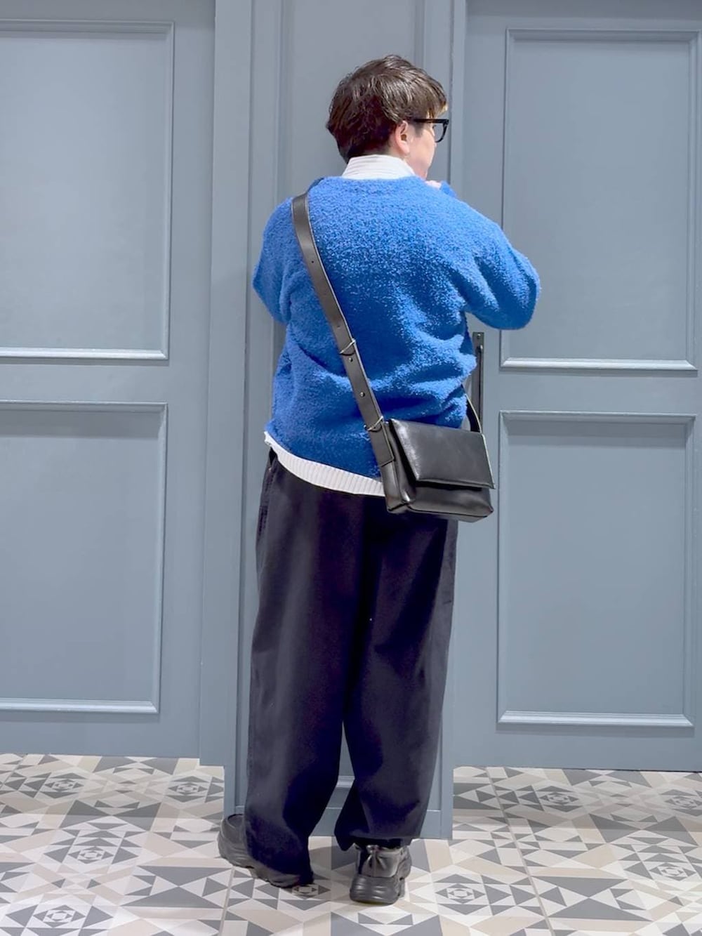 ブラック系のローファー、ブラック系のショルダーバッグ、ホワイト系のシャツ/ブラウスを着用したメンズの冬コーディネートの3枚目の写真