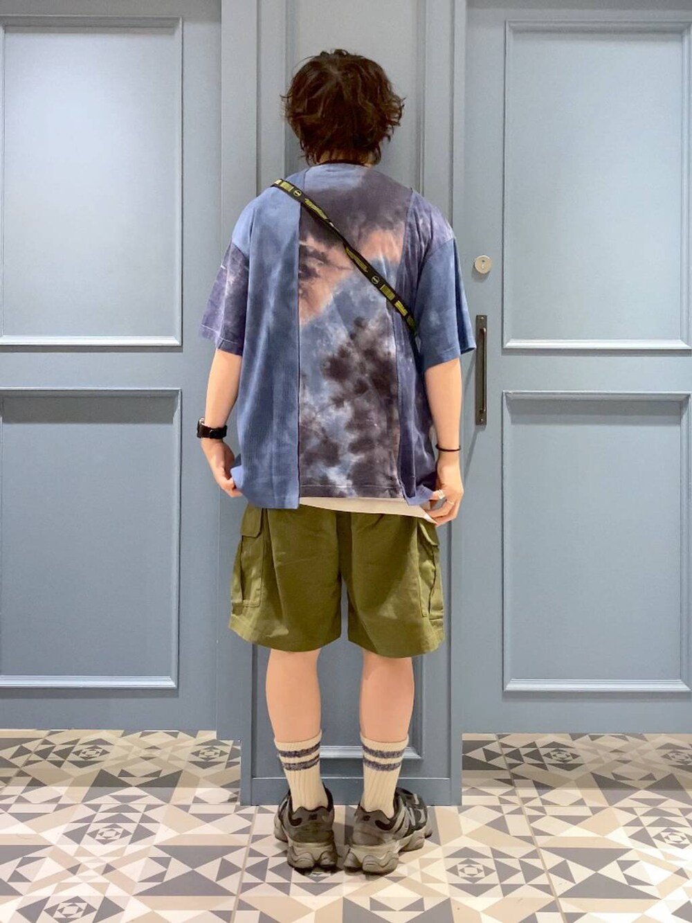 ホワイト系のタンクトップ、グリーン系のカーゴパンツ、ブルー系のTシャツ/カットソーを着用したメンズの夏コーディネートの3枚目の写真