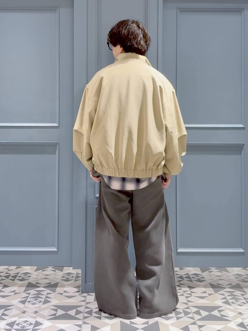 ピンク系のシャツ/ブラウス、ブラック系のローファー、ベージュ系のブルゾンを着用したメンズの春コーディネートの3枚目の写真