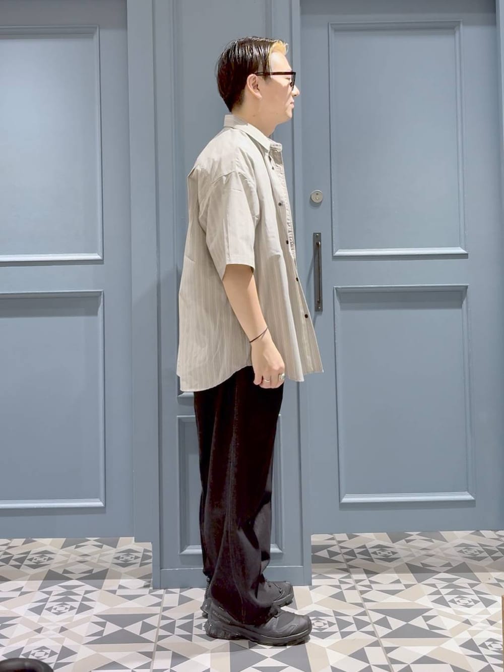 「ゆったり、カジュアル、低身長、休日コーデ、デート/ロマンティック、骨格ストレート、ミリタリー、トラッド、スポーティ、ストリート、RAGEBLUE、ストライプシャツ、Tシャツ、デニムパンツ、スニーカー」｜「SALOMONの【SALOMON/サロモン】XA PRO 3D V9G/スニーカー（スニーカー、ブラック系）」を使った、はいねさん（メンズ・165cm）の夏コーディネートの2枚目の写真