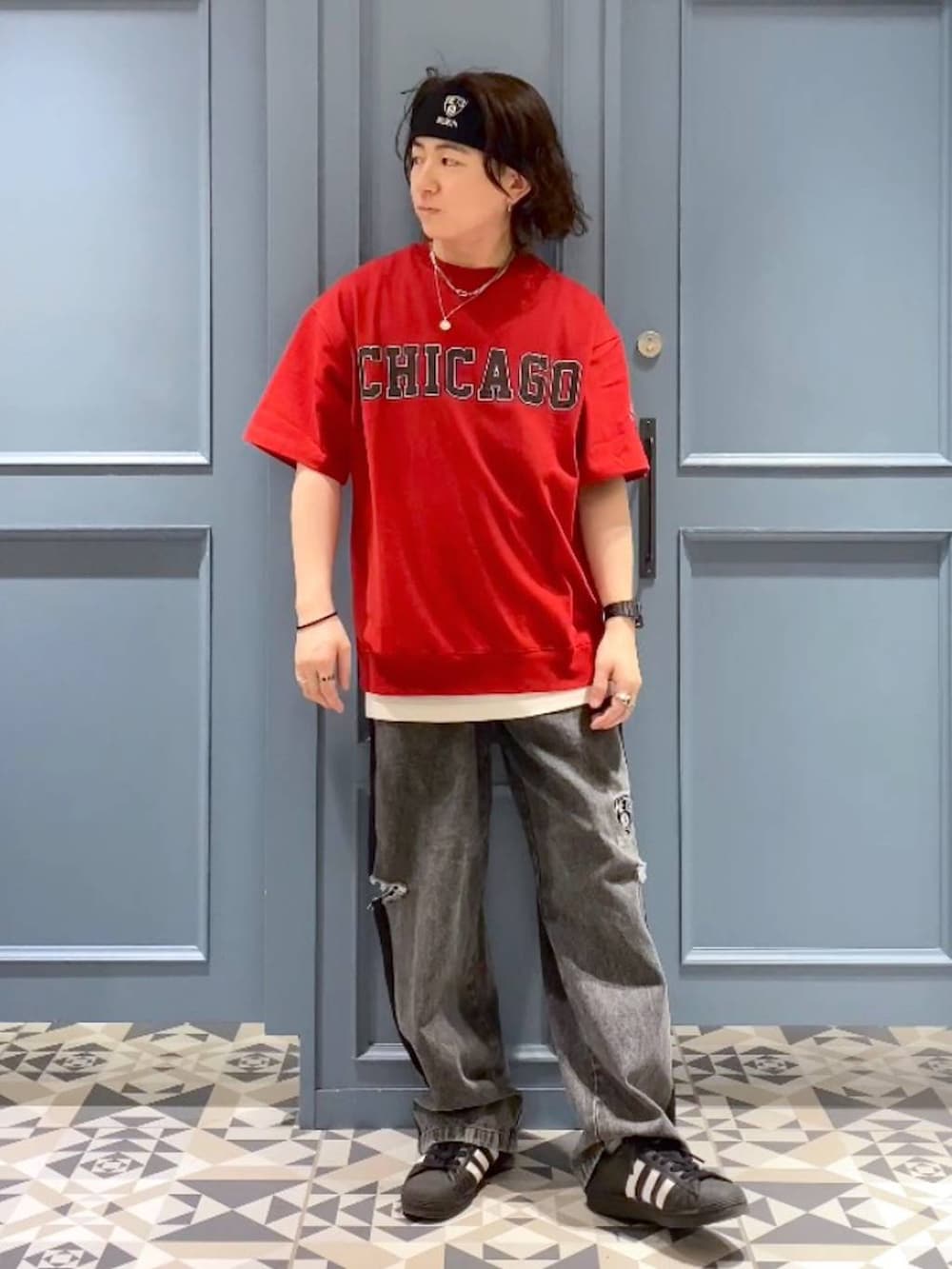 ホワイト系のタンクトップ、レッド系のTシャツ/カットソー、ブラック系のデニムパンツを着用したメンズの春コーディネートの4枚目の写真