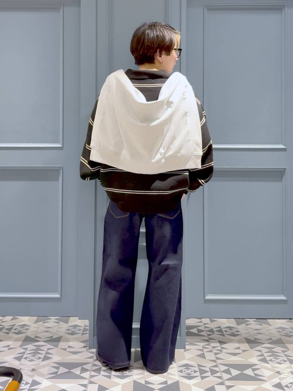 ブルー系のデニムパンツ、その他のスウェット、ブラック系のニット/セーターを着用したメンズの秋コーディネートの3枚目の写真