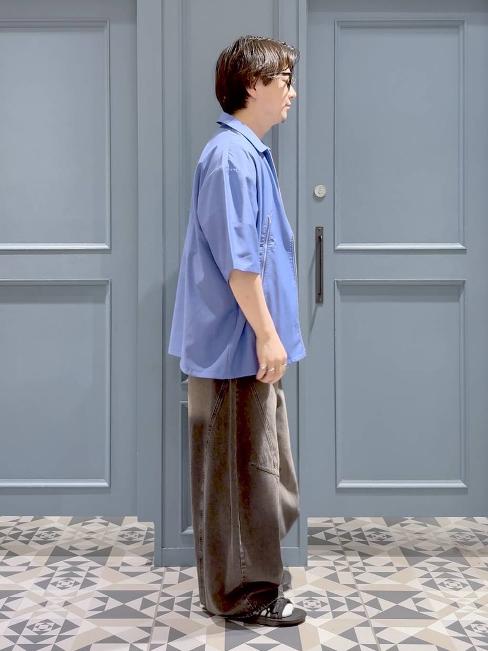 ブラック系のデニムパンツ、ブルー系のシャツ/ブラウス、ブラック系のTシャツ/カットソーを着用したメンズの夏コーディネートの2枚目の写真