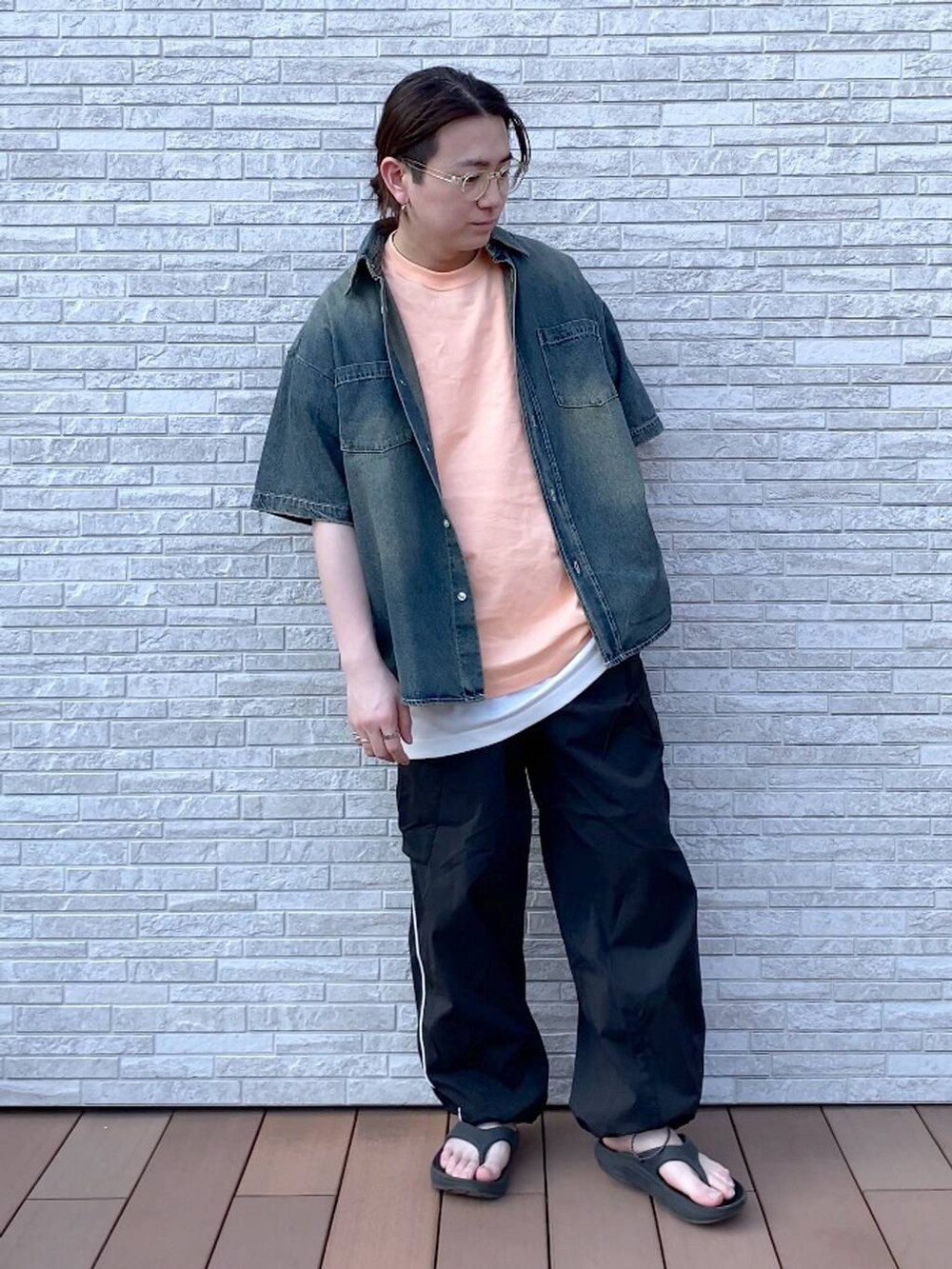 ホワイト系のタンクトップ、ブラック系のカーゴパンツ、ブルー系のシャツ/ブラウスを着用したメンズの夏コーディネートの4枚目の写真