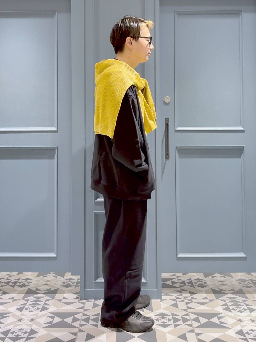 イエロー系のカーディガン/ボレロ、ブラック系のスウェットパンツを着用したメンズの秋コーディネートの2枚目の写真