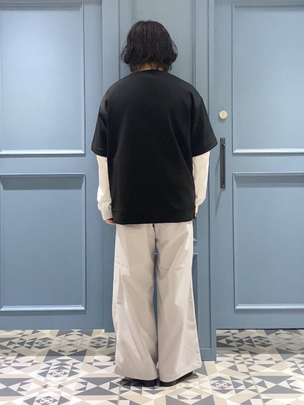 ブラック系のドレスシューズ、ホワイト系のTシャツ/カットソー、ホワイト系のスラックスを着用したメンズの春コーディネートの3枚目の写真