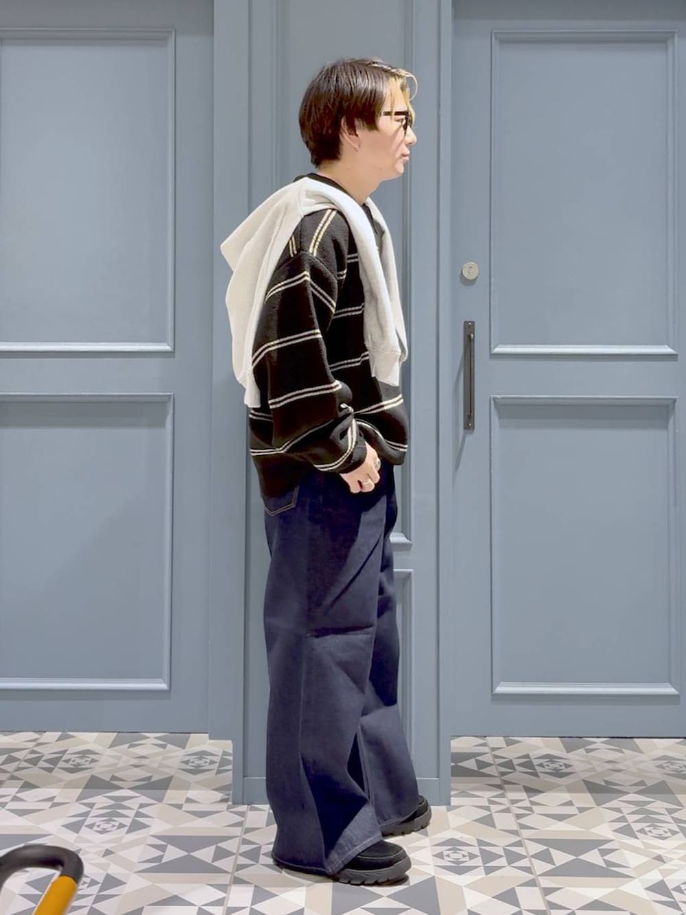 ブルー系のデニムパンツ、その他のスウェット、ブラック系のニット/セーターを着用したメンズの秋コーディネートの2枚目の写真