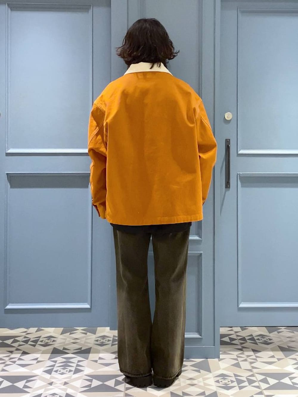 ブラック系のスウェット、ブラック系のドレスシューズ、ブラック系のTシャツ/カットソーを着用したメンズの春コーディネートの3枚目の写真