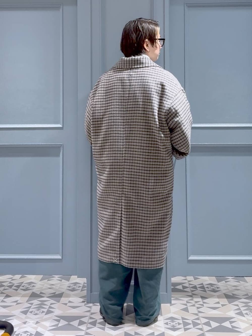 グリーン系のその他パンツ、その他のネクタイ、ホワイト系のシャツ/ブラウスを着用したメンズの冬コーディネートの3枚目の写真